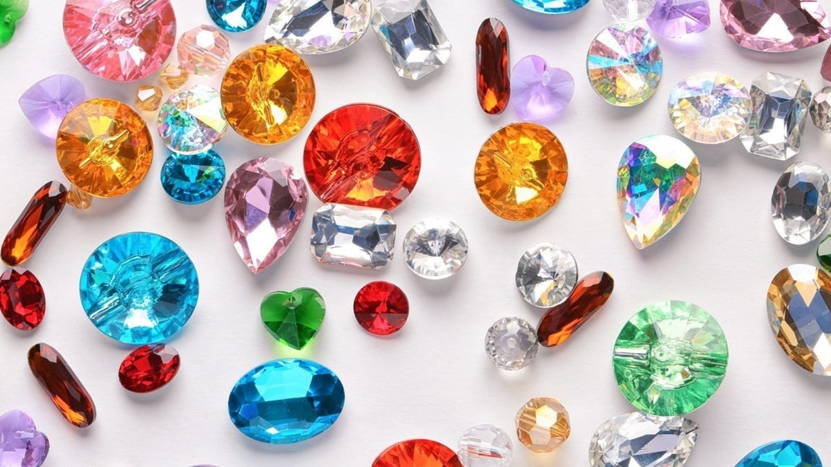 What are the most prominent advantages of wearing gemstones in the modern-day world?